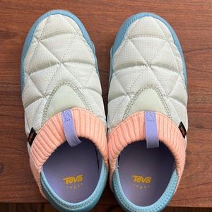Teva reember slip in size 8